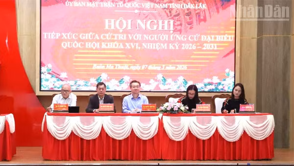 Các ứng cử viên đại biểu Quốc hội khóa XVI, nhiệm kỳ 2026-2031 tỉnh Đắk Lắk tại buổi tiếp xúc cử tri.