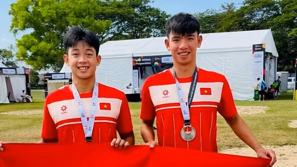 Mai Trần Tuấn Anh và Nguyễn Huy Hoàng giành huy chương tại Giải vô địch bơi mặt nước mở châu Á 2026. Ảnh: Hoài Việt