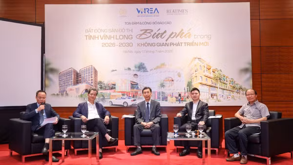 Các diễn giả trao đổi tại phiên tọa đàm của chương trình. (Ảnh: PV)