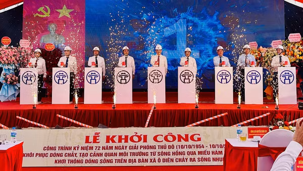 Các đại biểu nhấn nút khởi công Dự án “Khôi phục dòng chảy, tạo cảnh quan môi trường từ sông Hồng qua Miếu Hàm Rồng, đền Văn Hiến, khơi thông dòng sông trên địa bàn xã Ô Diên”. (Ảnh: DIỆU THƯƠNG)
