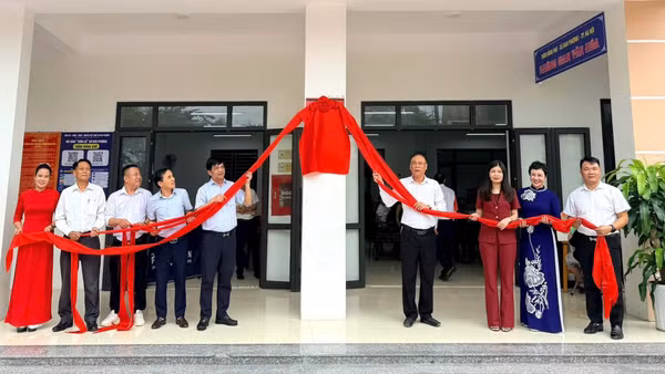 Lãnh đạo Ủy ban nhân dân xã Đan Phượng khánh thành Nhà văn hóa-Khu thể thao thôn Đông Khê. (Ảnh: DIỆU THƯƠNG)