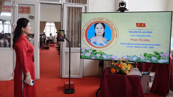 Xã Liên Minh ứng dụng công nghệ quét Face ID cho đại biểu tham dự Đại hội Đảng bộ xã, nhiệm kỳ 2025-2030. (Ảnh: DIỆU THƯƠNG)