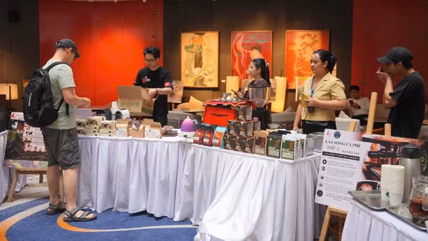 Các đại biểu tham quan gian hàng cà-phê Sơn La tại sự kiện. (Ảnh: DIỆU THƯƠNG)