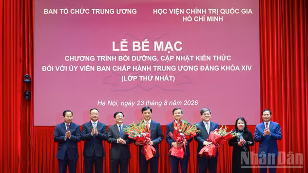 Ban cán sự lớp học tặng hoa và chụp ảnh lưu niệm với Ban chỉ đạo Chương trình bồi dưỡng, cập nhật kiến thức đối với Ủy viên Ban Chấp hành Trung ương Đảng khóa XIV (Lớp thứ nhất). (Ảnh: BẢO LONG)
