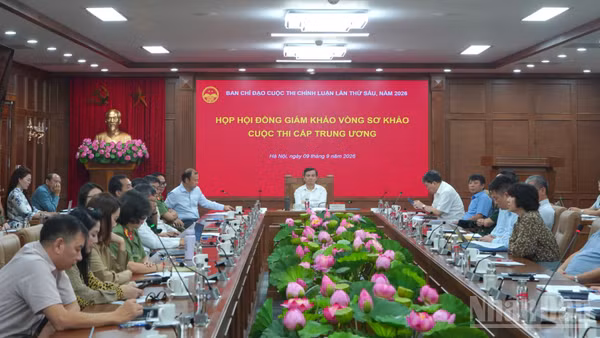 Ban Chỉ đạo Cuộc thi chính luận lần thứ sáu tiến hành họp Hội đồng giám khảo vòng sơ khảo cuộc thi. (Ảnh: HẢI ĐĂNG)