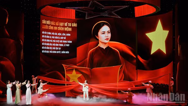 Liên khúc huyền thoại nữ anh hùng Công an nhân dân, Người chiến sĩ ấy và Dáng đứng Việt Nam do Võ Hạ Trâm, Nguyễn Ngọc Anh, Trần Ngọc Ánh thể hiện. (Ảnh: THỦY NGUYÊN)