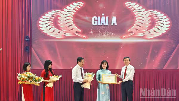 Đồng chí Đoàn Minh Huấn và đồng chí Nguyễn Long Hải trao bằng khen tặng các tác giả đạt giải A của cuộc thi. (Ảnh: THỦY NGUYÊN)