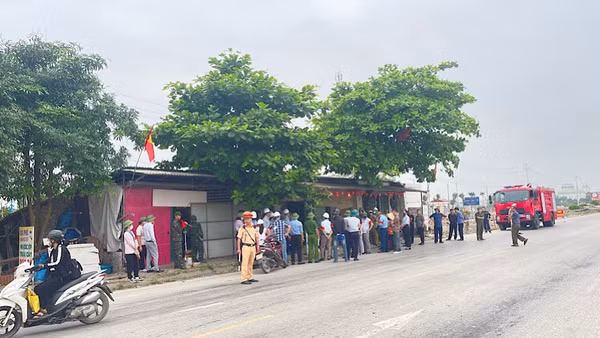 Lực lượng chức năng bảo vệ an toàn, trật tự giao thông khu vực giải phóng mặt bằng ở xã Kẻ Sặt.