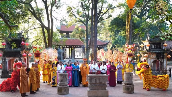 Các đại biểu thực hiện nghi lễ dâng hương tại chùa Côn Sơn