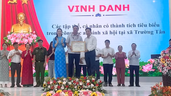 Vinh danh các tập thể, cá nhân có thành tích tiêu biểu trong công tác an sinh xã hội.