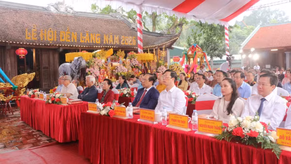 Các đại biểu dự lễ khai hội Đền Lăng.
