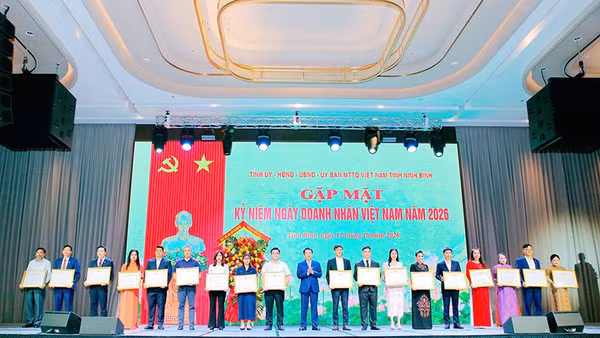 Chủ tịch Ủy ban nhân dân tỉnh Ninh Bình trao tặng Bằng khen cho các doanh nhân có thành tích xuất sắc. (Ảnh: HÀ NAM)