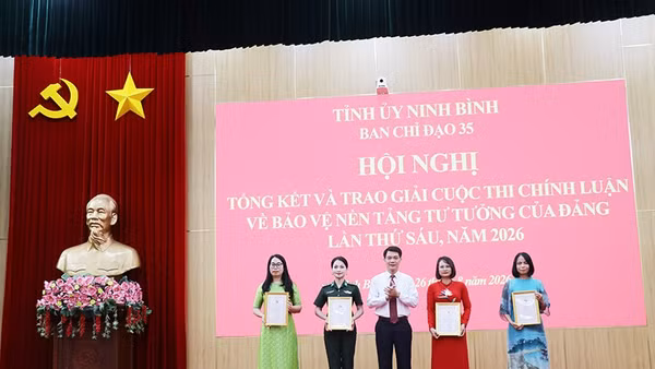 Đồng chí Nguyễn Đức Toàn, Trưởng Ban Tuyên giáo Tỉnh ủy trao giải A cho các cá nhân đạt giải. (Ảnh : Đào Phương)