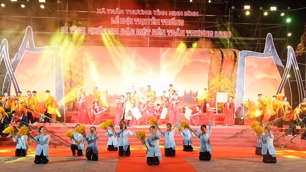 Chương trình nghệ thuật đặc sắc với chủ đề “Dấu thiêng muôn đời-Sáng ngời di sản” tại lễ hội truyền thống Đền Trần Thương. (Ảnh: Lê Dũng)