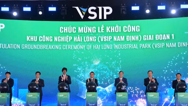 Các đồng chí lãnh đạo tỉnh Ninh Bình bấm nút khởi công Khu công nghiệp Hải Long.
