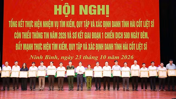 Các tập thể, cá nhân có thành tích xuất sắc trong thực hiện nhiệm vụ tìm kiếm, quy tập, xác định danh tính hài cốt liệt sĩ và giai đoạn 1 “Chiến dịch 500 ngày đêm” được Chủ tịch Ủy ban nhân dân tỉnh Ninh Bình tặng bằng khen. ( Ảnh: ĐÀO PHƯƠNG)