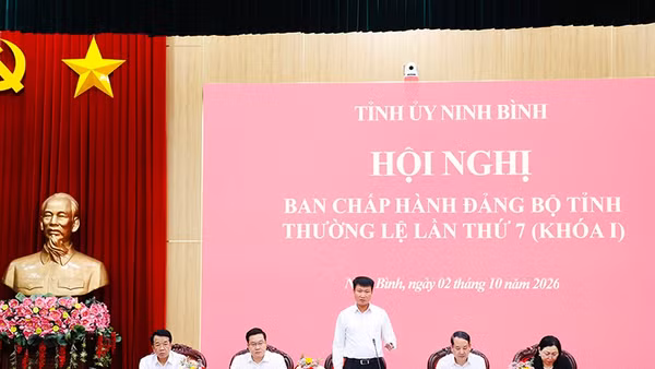 Đồng chí Bí thư Tỉnh ủy Trần Huy Tuấn cùng các đồng chí Thường trực Tỉnh ủy chủ trì hội nghị. (Ảnh Đức Lam)
