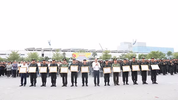 Đồng chí Phó Chủ tịch Ủy ban nhân dân tỉnh Ninh Bình trao tặng Bằng khen của Chủ tịch Ủy ban nhân dân tỉnh cho các tập thể và cá nhân có thành tích xuất sắc trong công tác diễn tập phương án chống tập trung đông người gây rối an ninh trật tự, bạo loạn tại khu công nghiệp năm 2026. (Ảnh: ĐẠI NGHĨA)