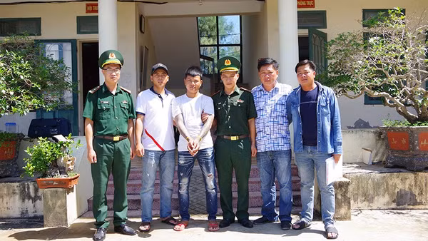 Đối tượng Lê Ngọc Huy (đứng thứ 3 từ trái qua phải) đối tượng đang bị Cơ quan Cảnh sát điều tra Công an tỉnh An Giang ra quyết định truy nã.