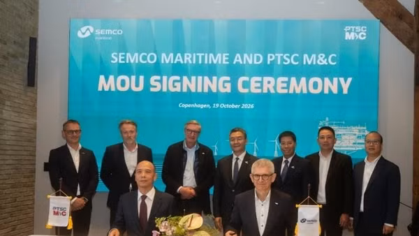 Lãnh đạo Petrovietnam chứng kiến lễ ký thỏa thuận hợp tác giữa PTSC M&C và Semco Maritime. (Ảnh: Petrovietnam)
