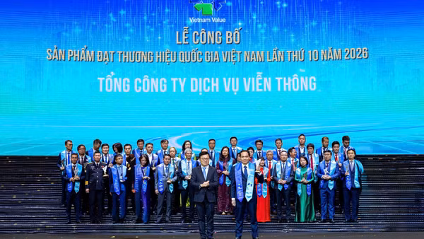Ông Lưu Thanh Huy, Phó Tổng Giám đốc Tổng công ty VNPT-Vinaphone nhận giải thưởng cho ba dịch vụ Vinaphone 5G, Internet VNPT và VNPT E-Learning. (Ảnh: VNPT)