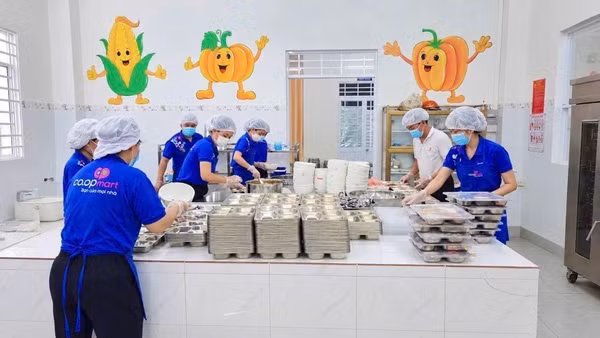 Co.opmart Long Xuyên thực hiện kiểm thực ba bước và lưu mẫu thực phẩm trong 24 giờ theo quy định. (Ảnh: Saigon Co.op)