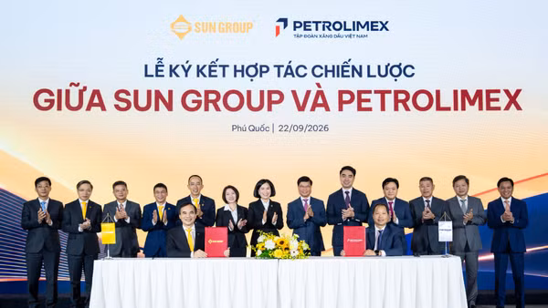 Ông Nguyễn Mạnh Quân, Phó Tổng Giám đốc Tập đoàn Sun Group và ông Nguyễn Quang Dũng, Phó Tổng Giám đốc Petrolimex ký kết Thỏa thuận hợp tác chiến lược giữa hai Tập đoàn. (Ảnh: Petrolimex)