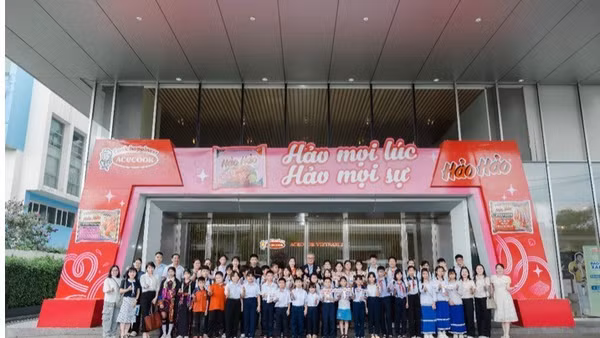 Ban lãnh đạo Acecook Việt Nam chụp hình lưu niệm cùng các em học sinh và thầy, cô tham gia chương trình. (Nguồn: Acecook) 