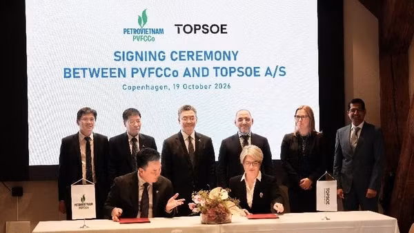 Đại diện PVFCCo-Phú Mỹ và Topsoe ký kết Thỏa thuận Hợp tác. (Nguồn: Đạm Phú Mỹ)