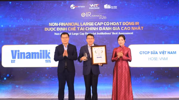 Đây là năm thứ 3 liên tiếp, Vinamilk đón nhận danh hiệu Doanh nghiệp vốn hóa lớn phi tài chính có hoạt động IR được định chế tài chính đánh giá cao nhất. (Ảnh: BTC)