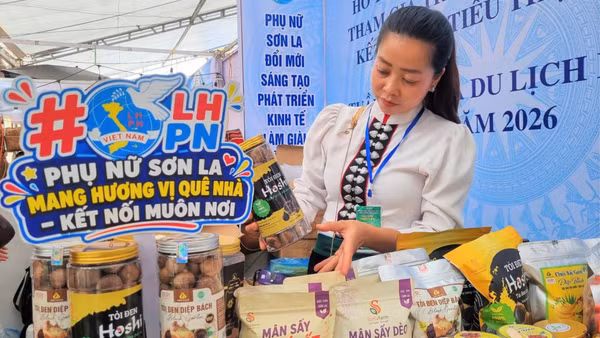  Một gian hàng với các sản phẩm đặc trưng của Sơn La tại hội chợ. (Ảnh: QUỐC TUẤN) 