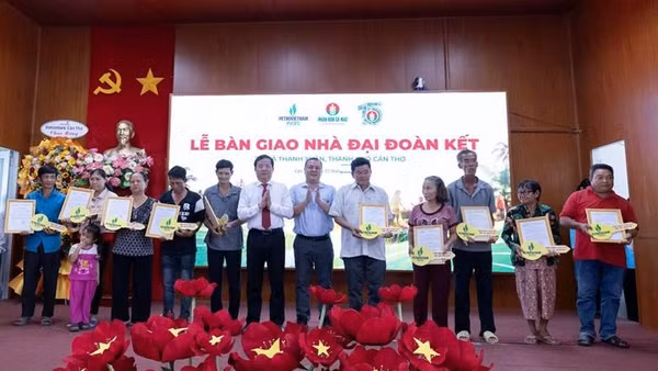 Lãnh đạo thành phố Cần Thơ và đại diện Phân bón Cà Mau trao quyết định bàn giao cùng chìa khóa tượng trưng cho các hộ dân được nhận Nhà Đại đoàn kết. (Nguồn ảnh: Đạm Cà Mau)