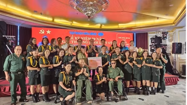Các thương binh, bệnh binh của Công ty Thương binh nặng Hòa Bình cùng đại biểu, khách mời chụp ảnh lưu niệm tại Lễ gặp mặt truyền thống nhân kỷ niệm 79 năm Ngày Thương binh-Liệt sĩ.