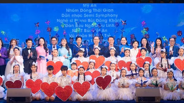 Anh hùng Lao động, Tiến sĩ Nguyễn Thị Phương Thảo thay mặt cán bộ nhân viên Vietjet, Sovico và HDBank trao tặng 30 tỷ đồng hỗ trợ phụ nữ và trẻ em mắc bệnh hiểm nghèo. (Nguồn: HDBank)