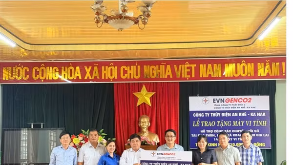 Công ty Thủy điện An Khê-Ka Nak trao hỗ trợ 210 triệu đồng cho xã Kbang. (Nguồn ảnh: Công ty Thủy điện An Khê)