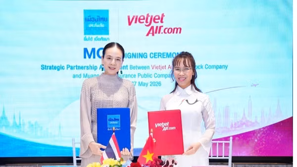 Tiến sĩ Nguyễn Thị Phương Thảo và Madam Pang “bắt tay” thúc đẩy hoạt động thể thao, văn hóa, phát triển cộng đồng. (Ảnh: HDBank)