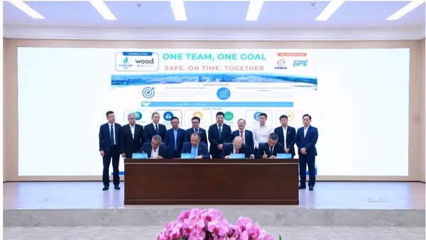 Đại diện chủ đầu tư, tư vấn PMC và nhà thầu EPC cùng ký cam kết triển khai dự án nâng cấp, mở rộng nhà máy lọc dầu Dung Quất an toàn, đúng tiến độ, đúng ngân sách và đáp ứng các yêu cầu kỹ thuật.