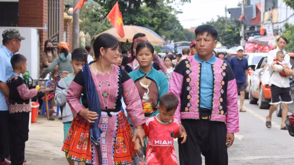 Đông đảo người dân trong và ngoài tỉnh Sơn La đã có mặt tại cao Khu du lịch quốc gia Mộc Châu để tham gia trải nghiệm các hoạt động của Tuần Văn hóa-Du lịch Mộc Châu. (Ảnh: QUỐC TUẤN)