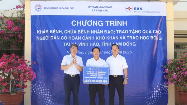 Đại diện EVN và Nhà máy Nhiệt điện Vĩnh Tân 4 trao tặng khoản tài trợ An sinh xã hội cho xã Vĩnh Hảo dịp này