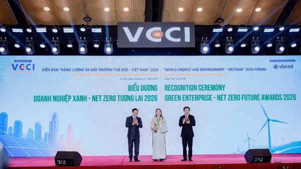 Bà Lý Thị Phi Loan, Chủ tịch Hội đồng quản trị Công ty cổ phần Nhựa Bình Minh Việt đón nhận Cúp và Chứng nhận Top 10 Doanh nghiệp xanh-Net Zero tương lai 2026 từ Phó Thủ tướng Chính phủ Nguyễn Văn Thắng và ông Hồ Sỹ Hùng, Chủ tịch Liên đoàn Thương mại và Công nghiệp Việt Nam (VCCI).