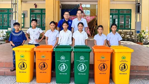 Cán bộ Quỹ Bảo vệ và Phát triển rừng tỉnh Điện Biên trao thùng đựng rác thân thiện môi trường cho Trường THCS Mường Mùn, xã Mường Mùn, tỉnh Điện Biên. (ẢNH: BÍCH HẠNH)