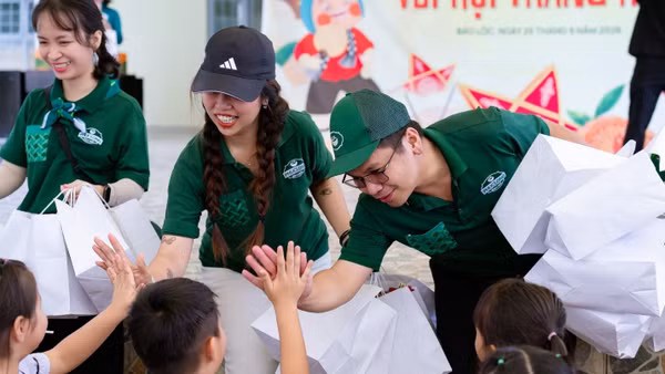 Chương trình "Vui hội trăng rằm" do chính đội ngũ nhân viên Phúc Long tổ chức, đem đến một ngày vui chơi ý nghĩa cho hơn 400 học sinh Trường tiểu học và trung học cơ sở Lộc Nga. (Ảnh: MSN)