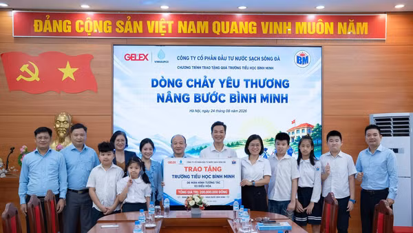 Đại diện Tập đoàn GELEX và Công ty VIWASUPCO trao tặng biểu trưng, gửi gắm tình cảm và sự đồng hành tới Trường tiểu học Bình Minh. (Ảnh: GELEX)