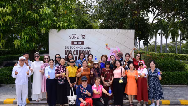 Đoàn Gen 1976 đến tham quan Nhà máy Sữa Việt Nam. (Ảnh: Vi Nam)