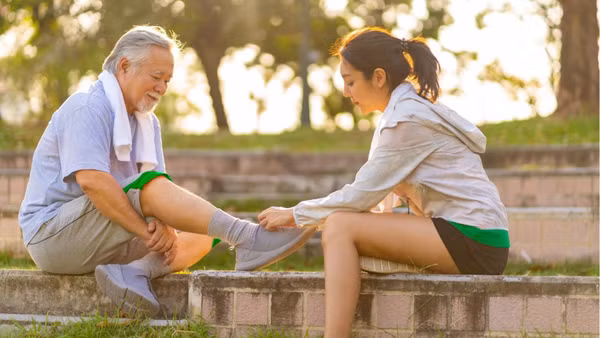 Nhiều người trung niên có xu hướng chuẩn bị sớm để chủ động khi về già. (Ảnh: Hà Hằng)