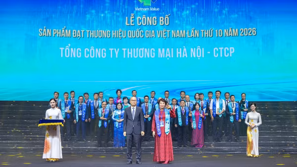 Tổng Giám đốc Dương Thị Lam đại diện Tổng công ty Thương mại Hà Nội-CTCP (HAPRO) nhận biểu trưng chứng nhận Sản phẩm đạt Thương hiệu quốc gia 2026. (Nguồn: Hapro)