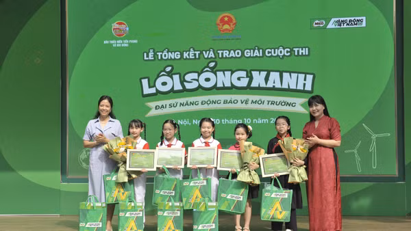 Ban tổ chức trao giải cho các cá nhân và tập thể đạt giải thưởng.