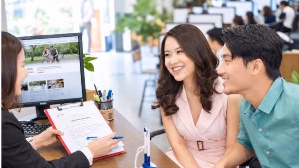 Trao đổi kỹ trước khi ký hợp đồng giúp khách hàng bảo vệ quyền lợi và hạn chế những vướng mắc về sau. (Ảnh minh họa: Shutterstock)