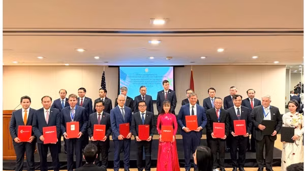 Tổng Giám đốc BSR Nguyễn Việt Thắng (thứ 6 từ trái qua, hàng đầu) trao Thỏa thuận khung với đối tác ExxonMobil Châu Á-Thái Bình Dương. (Ảnh: BSR)