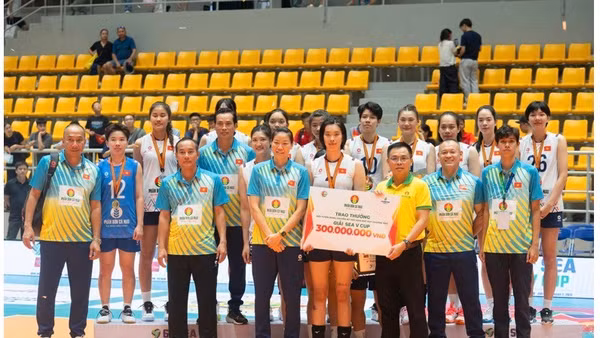 Ông Đặng Hữu Thắng, Phó Giám Đốc Marketing PVCFC trao thưởng vị trí Á quân Chặng 1 SEA V.League 2026. (Ảnh: Đạm Cà Mau)